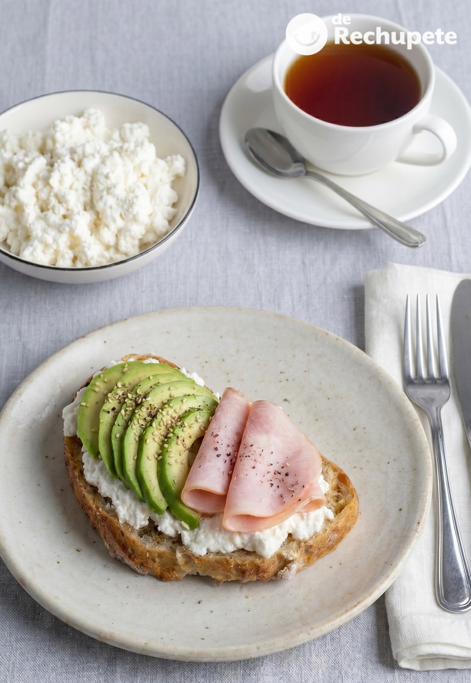 Tostada saludable de queso cottage, aguacate y jamón cocido. Desayuno fácil en 10 minutos
