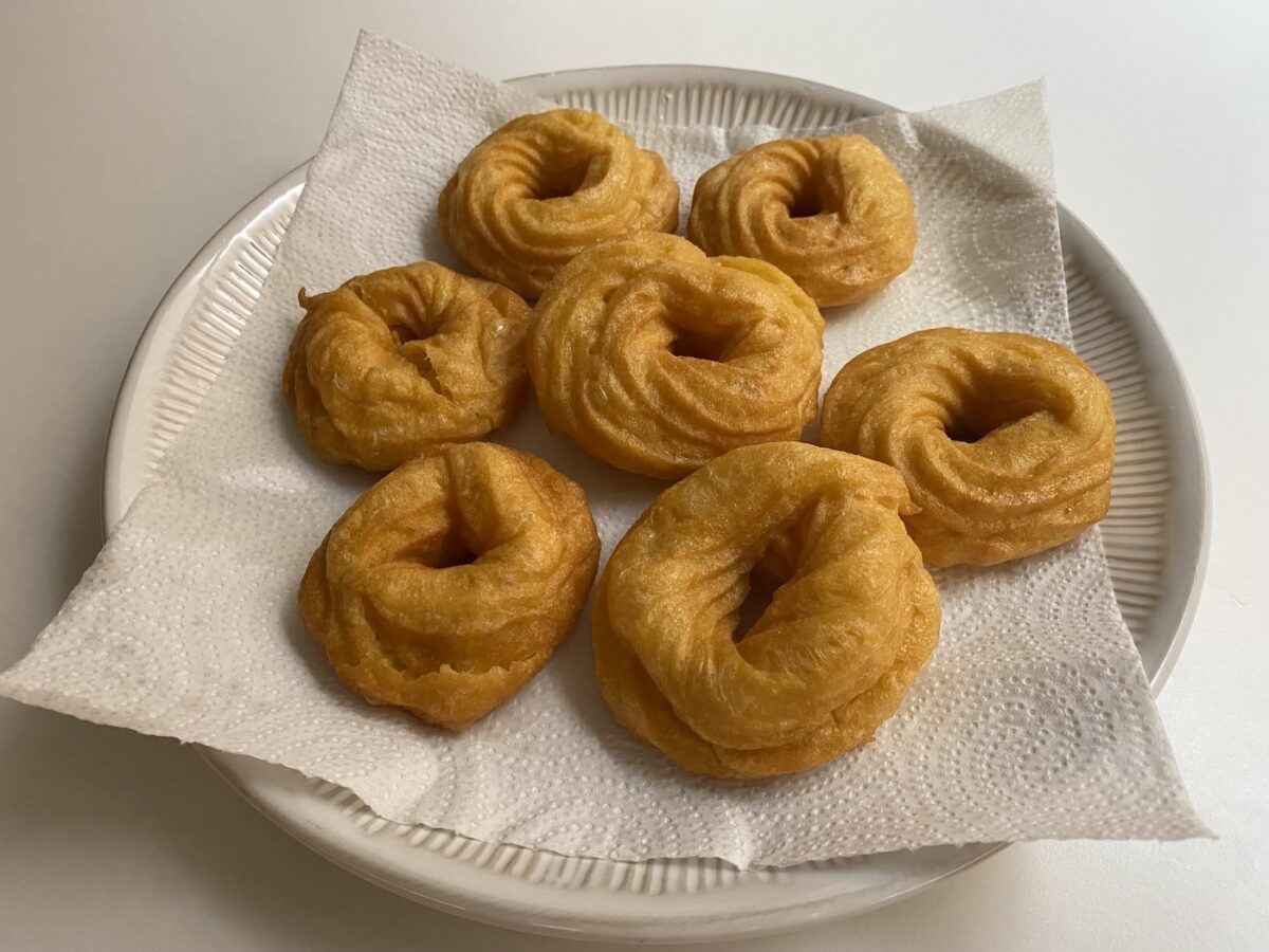 Zeppole italianas caseras. Receta tradicional fácil y esponjosa paso a paso