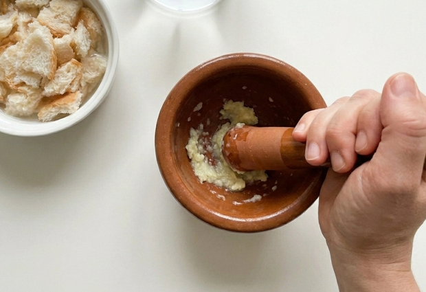 Ajoblanco extremeño, la sopa fría de pan y ajo que se sirve bien fresquita