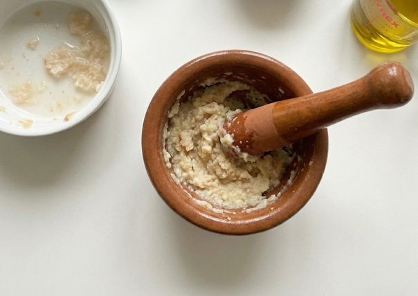 Ajoblanco extremeño, la sopa fría de pan y ajo que se sirve bien fresquita
