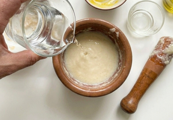Ajoblanco extremeño, la sopa fría de pan y ajo que se sirve bien fresquita