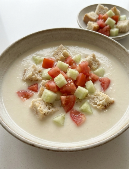 Ajoblanco extremeño, la sopa fría de pan y ajo que se sirve bien fresquita