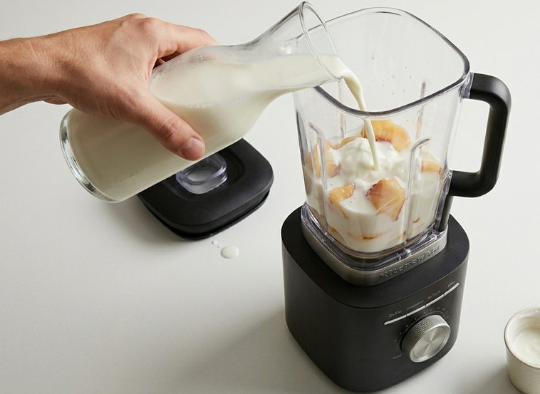 Batido de melocotón casero. Receta fácil, cremosa y refrescante