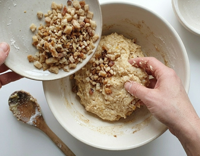 Bollas de chicharrones extremeñas. Dulce de matanza con anís, canela y cítricos