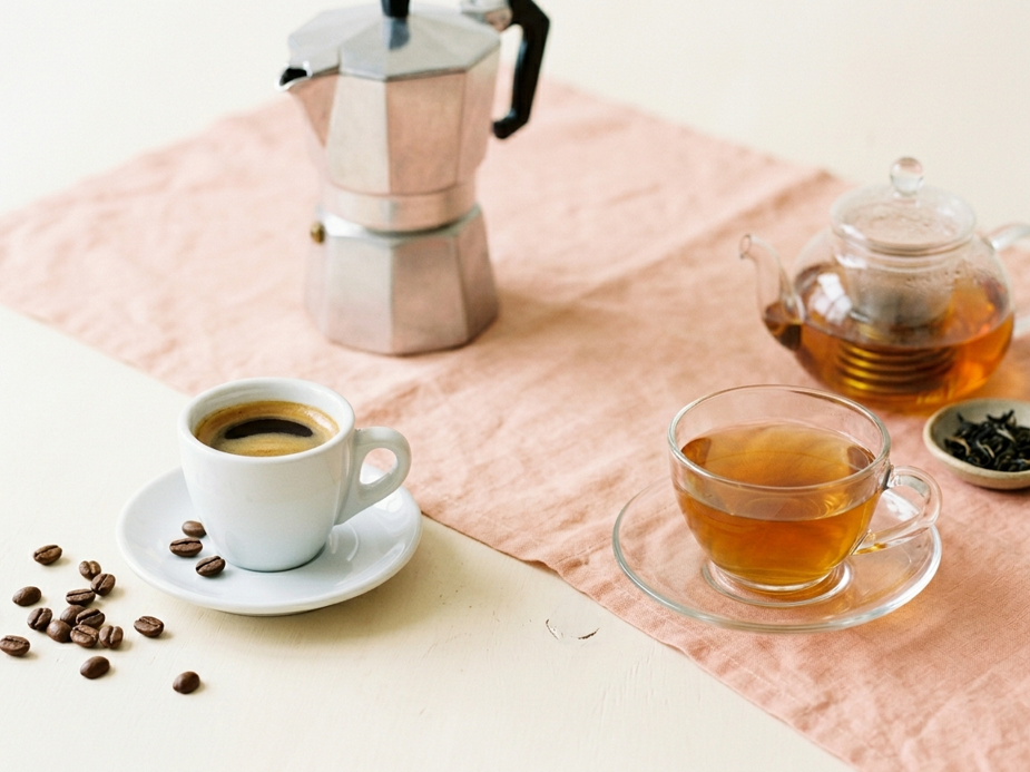 Cafeína en té y café: diferencias y cuál te conviene tomar