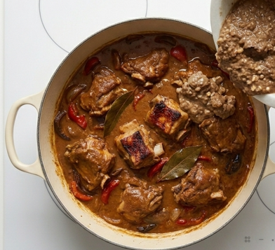 Caldereta de cordero extremeña, el guiso de siempre con salsa para mojar pan