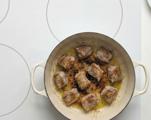 Calderete de cordero a la navarra. Guiso tradicional con patatas y pimiento choricero