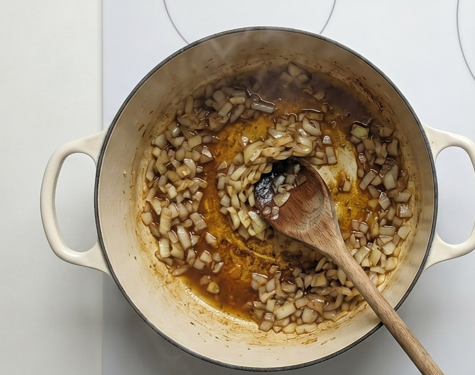 Calderete de cordero a la navarra. Guiso tradicional con patatas y pimiento choricero