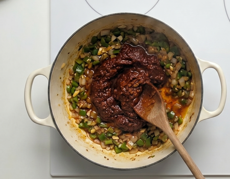Calderete de cordero a la navarra. Guiso tradicional con patatas y pimiento choricero