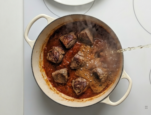 Calderete de cordero a la navarra. Guiso tradicional con patatas y pimiento choricero