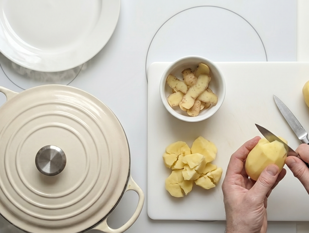 Calderete de cordero a la navarra. Guiso tradicional con patatas y pimiento choricero