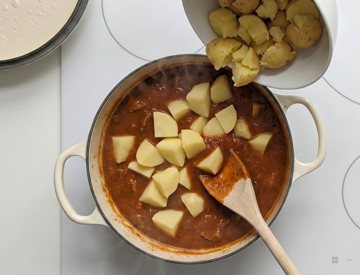 Calderete de cordero a la navarra. Guiso tradicional con patatas y pimiento choricero