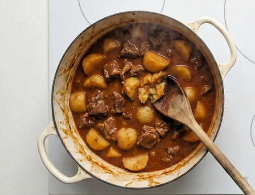 Calderete de cordero a la navarra. Guiso tradicional con patatas y pimiento choricero