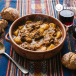 Calderete de cordero a la navarra. Guiso tradicional con patatas y pimiento choricero