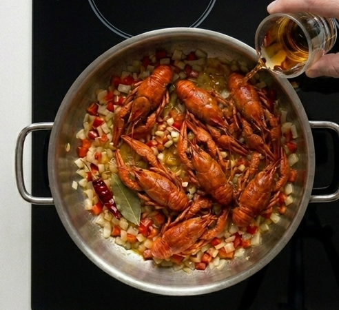 Cangrejos de río guisados, una cazuela para mojar pan