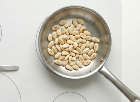 Cardo a la navarra con salsa de almendras, una receta sencilla de invierno