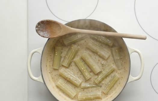 Cardo a la navarra con salsa de almendras, una receta sencilla de invierno
