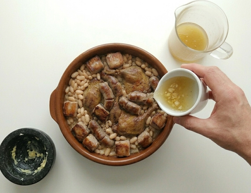 Cassoulet de Castelnaudary, el guiso francés de alubias, pato y salchicha que pide sobremesa larga