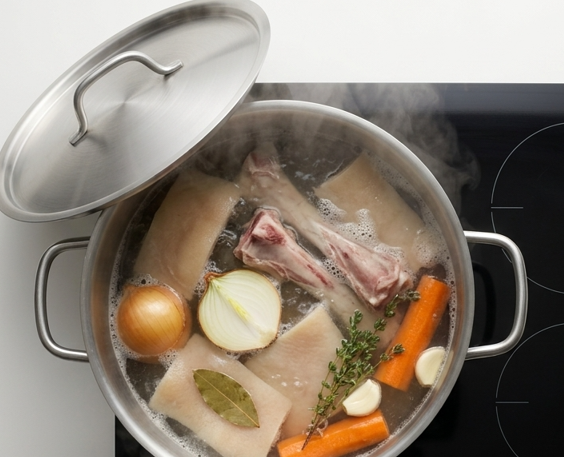 Cassoulet de Castelnaudary, el guiso francés de alubias, pato y salchicha que pide sobremesa larga
