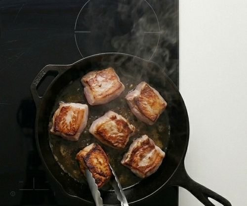 Cassoulet de Castelnaudary, el guiso francés de alubias, pato y salchicha que pide sobremesa larga