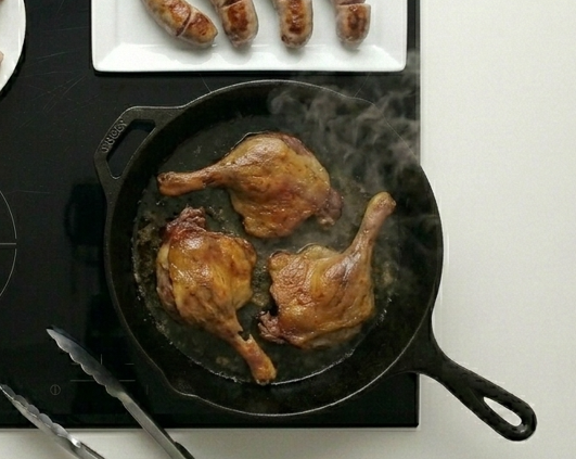 Cassoulet de Castelnaudary, el guiso francés de alubias, pato y salchicha que pide sobremesa larga