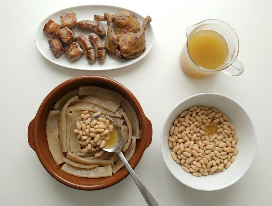 Cassoulet de Castelnaudary, el guiso francés de alubias, pato y salchicha que pide sobremesa larga