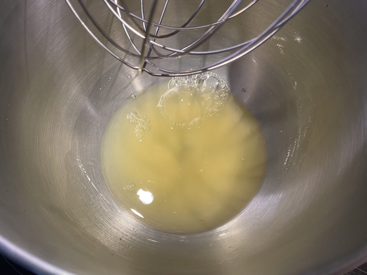 Chajá uruguayo. Receta tradicional fácil con bizcocho, nata y merengue