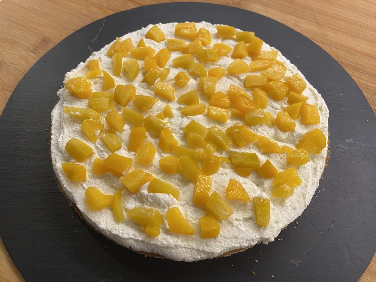Chajá uruguayo. Receta tradicional fácil con bizcocho, nata y merengue