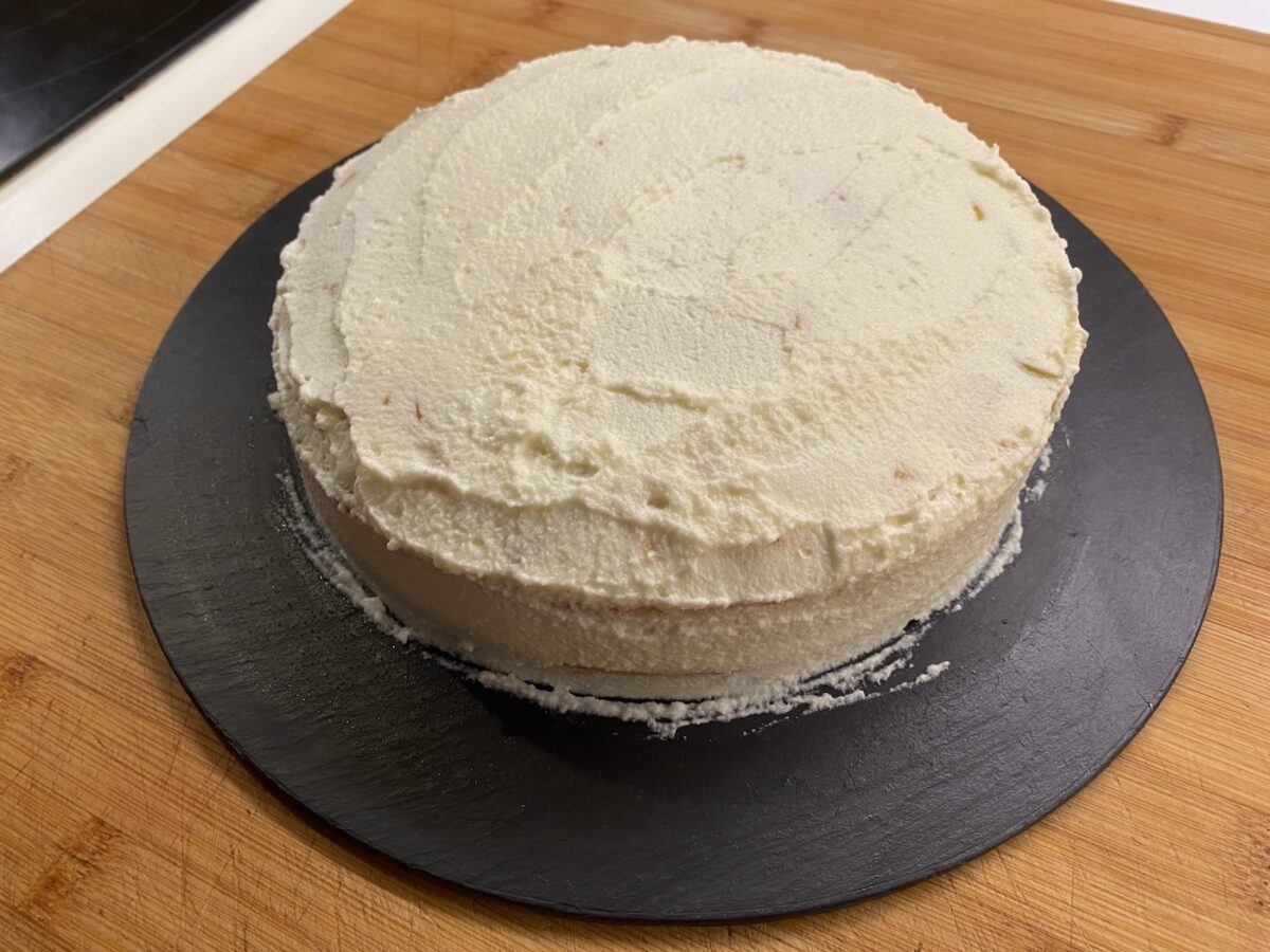 Chajá uruguayo. Receta tradicional fácil con bizcocho, nata y merengue