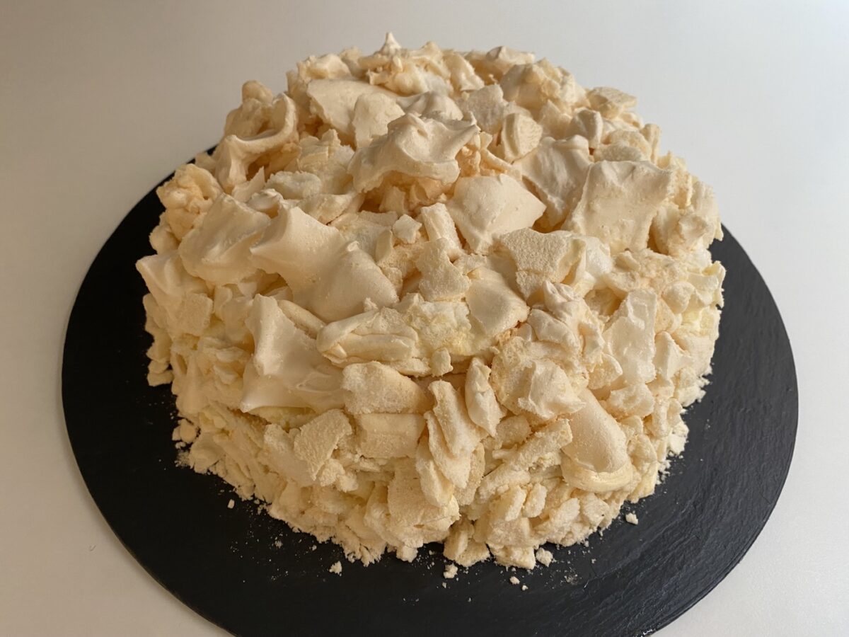 Chajá uruguayo. Receta tradicional fácil con bizcocho, nata y merengue