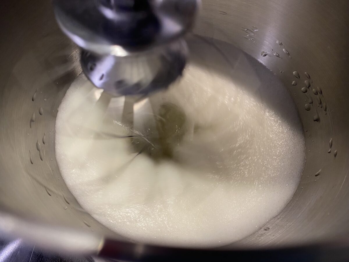 Chajá uruguayo. Receta tradicional fácil con bizcocho, nata y merengue