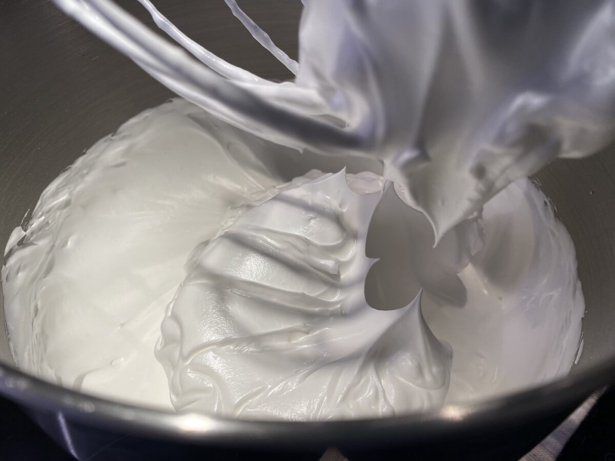 Chajá uruguayo. Receta tradicional fácil con bizcocho, nata y merengue