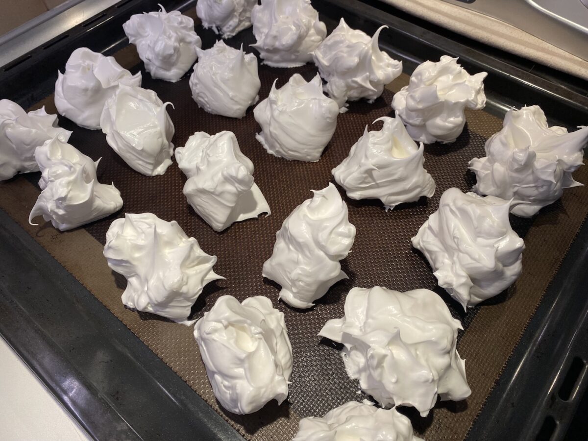 Chajá uruguayo. Receta tradicional fácil con bizcocho, nata y merengue