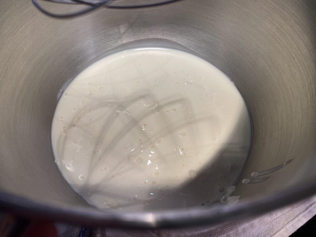 Chajá uruguayo. Receta tradicional fácil con bizcocho, nata y merengue