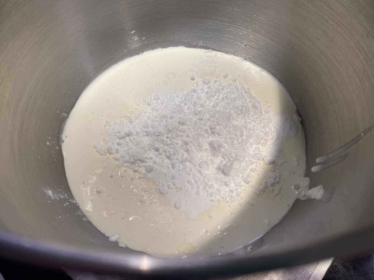 Chajá uruguayo. Receta tradicional fácil con bizcocho, nata y merengue