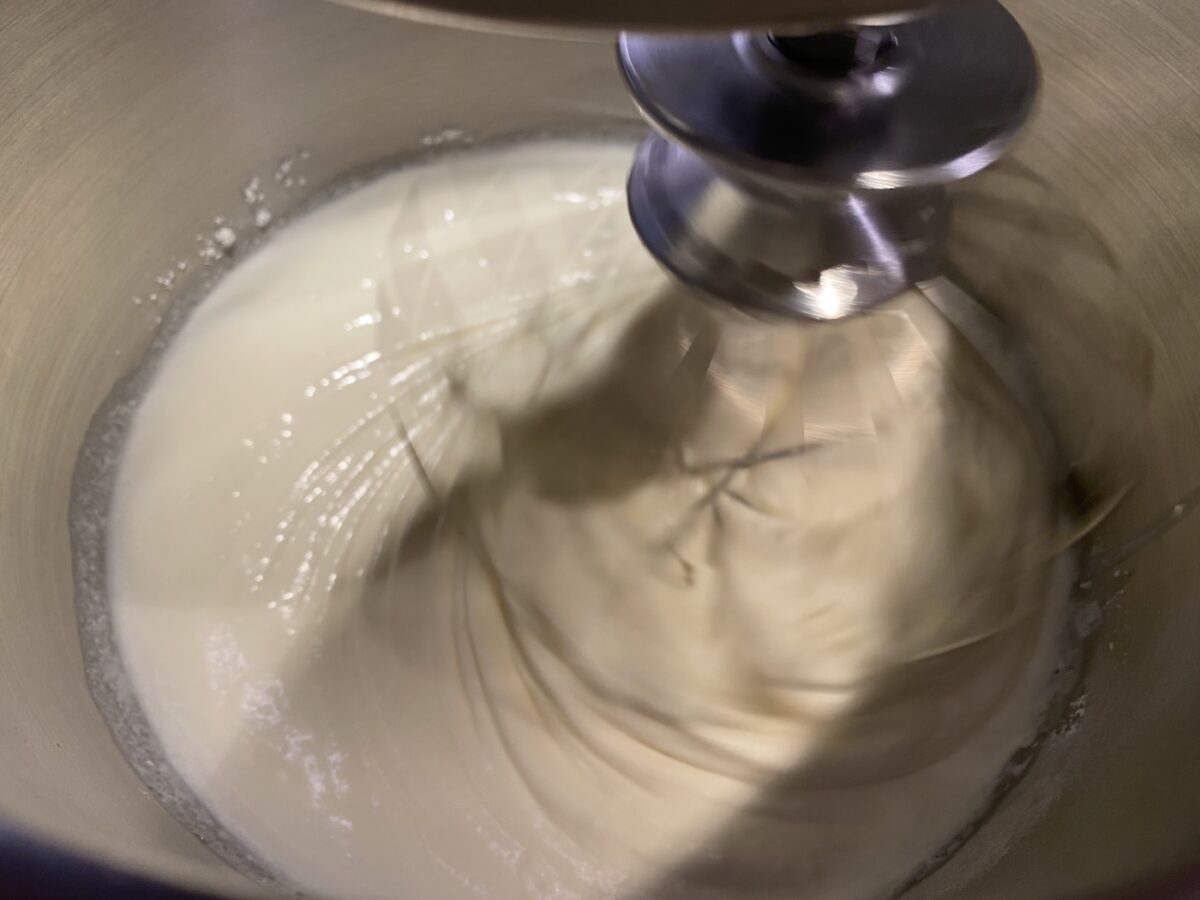 Chajá uruguayo. Receta tradicional fácil con bizcocho, nata y merengue