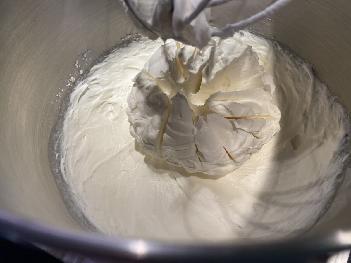 Chajá uruguayo. Receta tradicional fácil con bizcocho, nata y merengue
