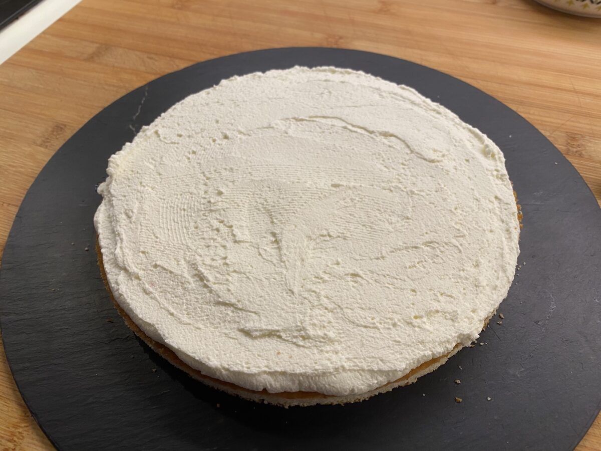 Chajá uruguayo. Receta tradicional fácil con bizcocho, nata y merengue
