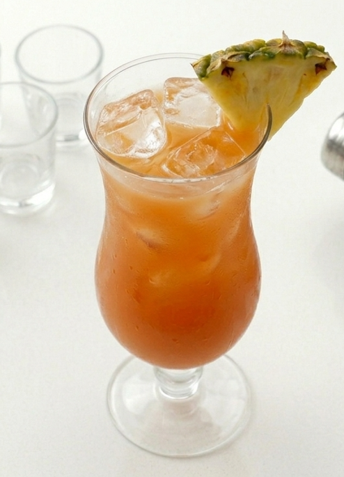 Bahama Mama tropical y bien afinado: ron oscuro, Malibú, plátano y mucha playa en la copa