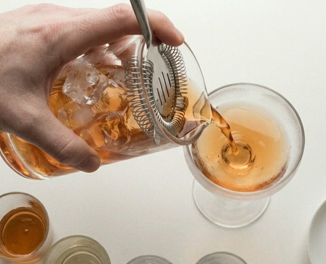 Bombay No. 2, un cóctel clásico con brandy, vermut y un punto anisado que pide beberse despacio