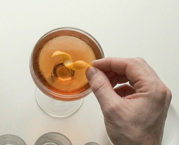 Bombay No. 2, un cóctel clásico con brandy, vermut y un punto anisado que pide beberse despacio