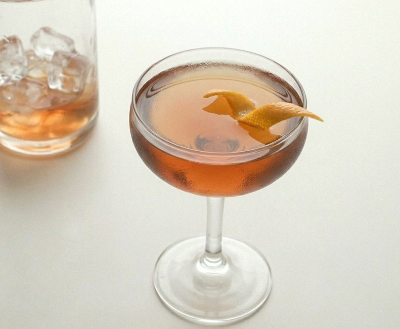 Bombay No. 2, un cóctel clásico con brandy, vermut y un punto anisado que pide beberse despacio