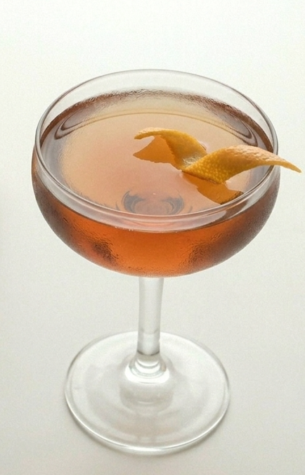 Bombay No. 2, un cóctel clásico con brandy, vermut y un punto anisado que pide beberse despacio