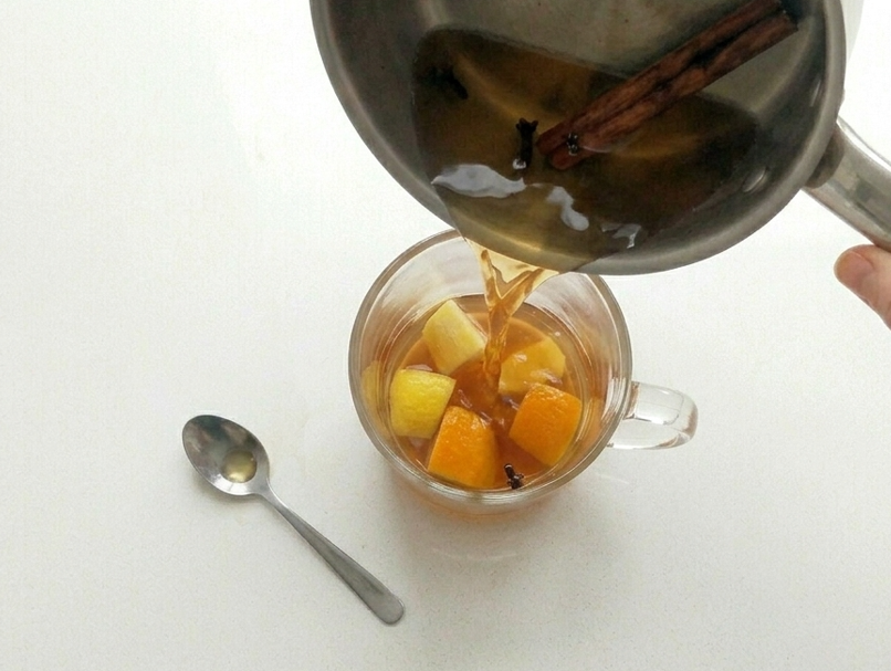 Cuando aprieta el frío, este cóctel Grog caliente con ron oscuro y especias entra como un guante