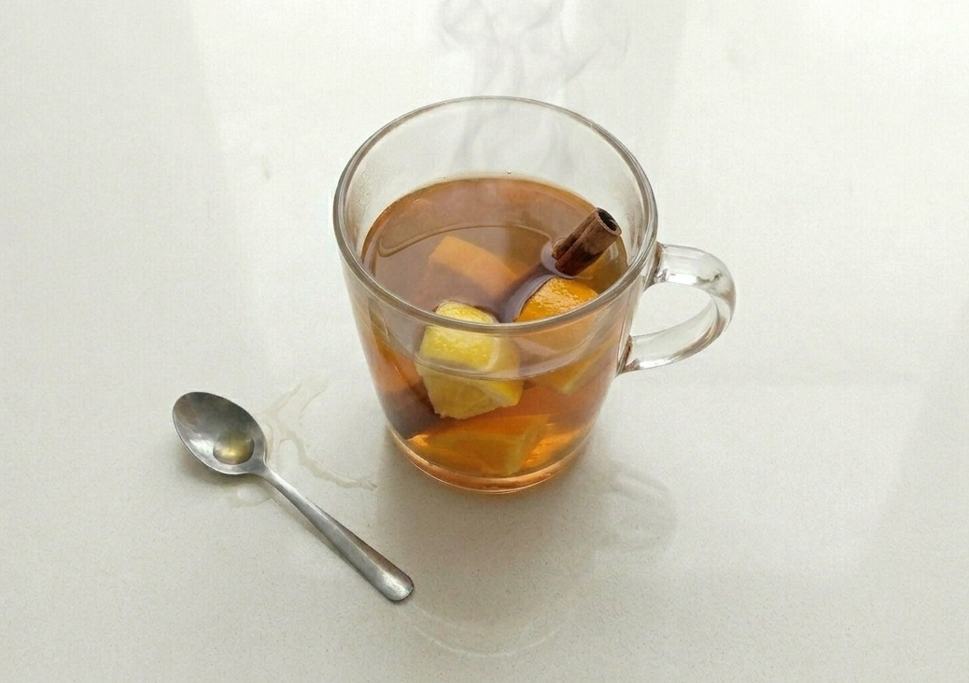 Cuando aprieta el frío, este cóctel Grog caliente con ron oscuro y especias entra como un guante