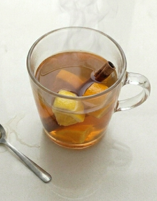 Cuando aprieta el frío, este cóctel Grog caliente con ron oscuro y especias entra como un guante