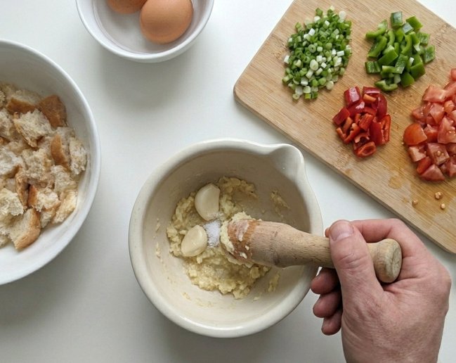 Cojondongo del gañán, la receta extremeña de pan, ajo y huerta