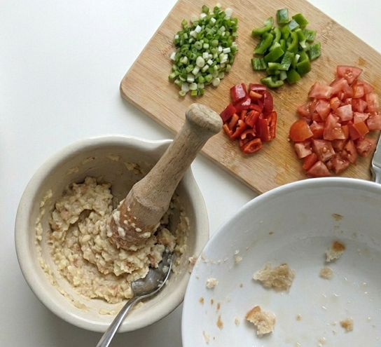 Cojondongo del gañán, la receta extremeña de pan, ajo y huerta