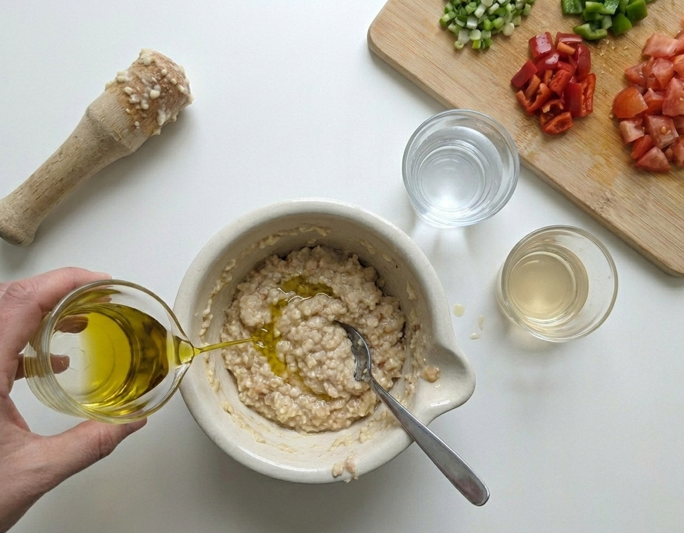 Cojondongo del gañán, la receta extremeña de pan, ajo y huerta