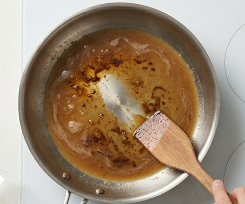 Qué es desglasar una sartén y cómo aprovechar todo el sabor pegado al fondo